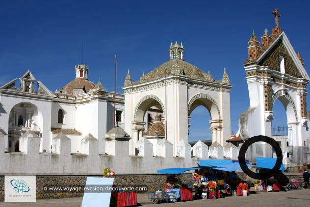 C’est un sanctuaire colonial espagnol du XVIe siècle qui abrite l'image de la Vierge de Copacabana. Notre-Dame de Copacabana est la patronne de la Bolivie. 