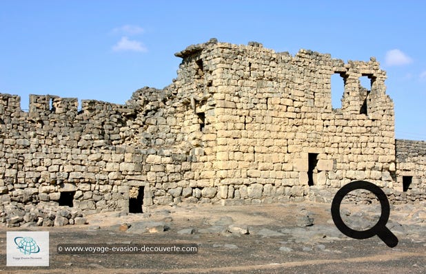 Le troisième était le superbe château Qasr Azraq - Forteresse Bleue. Le château est construit en basalte noir trouvé localement. Les portes en pierre sont très lourdes, 1 tonne pour chacune des parties de la porte principale et 3 tonnes pour les simples portes. Elles peuvent assez facilement se déplacer, grâce à l'huile de palmier. Le choix inhabituel de la pierre s'explique en partie par l'absence de tout bois à proximité, à part le bois de palmier, impropre à ce genre de construction. 