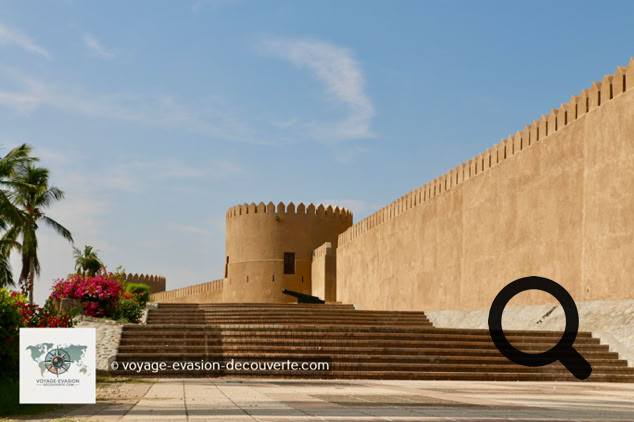 Autrefois d'un blanc immaculé, il se distinguait complètement des autres forteresses du Sultanat, généralement construites dans des tons ocres ou sable. Une véritable exception dans le paysage omanais. Depuis sa rénovation, sa couleur a été harmonisée : il arbore désormais une belle teinte sable, plus proche des autres forts du pays, tout en conservant son élégance unique.