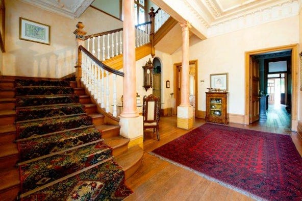 Nous étions descendus au Guest House Birdwood Boutique Estate. Située dans le quartier  calme des ambassades, cette jolie maison offre un service parfait. Elle possède un restaurant,  une piscine extérieure, un bar et un jardin. La décoration est de style ancien , nous avions  l’impression de remonter le temps. L’accueil est vraiment chaleureux. 