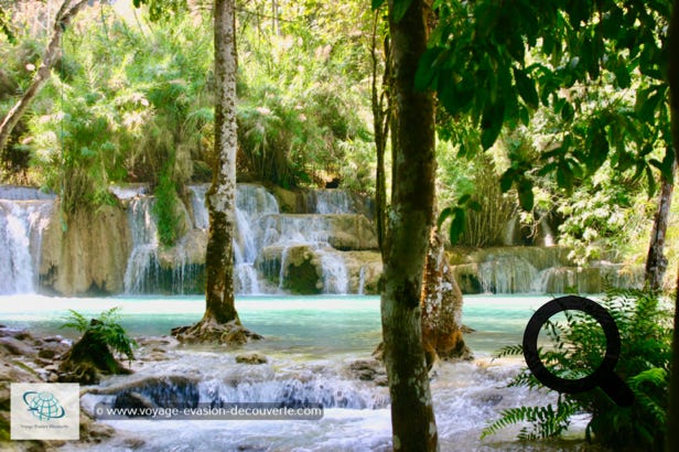 Les chutes Kuang Si, également connues sous le nom de cascades de Tat Kuang Si, est une cascade à trois niveaux sur 29 kilomètres de long. Elles sont situées à une trentaine de kilomètres au Sud de Luang Prabang. Les chutes d'eau commencent dans des piscines peu profondes au sommet d'une colline escarpée, puis mènent à la chute d'eau principale d'une hauteur de 60 mètres.