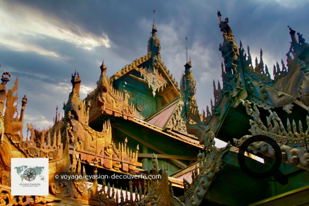 Situé à Mandalay, le monastère a été fondé en 1895 par des marchands chinois. Construit sur pilotis, il repose sur une imposante forêt de colonnes en rondins de teck. Sa toiture et sa devanture sont finement décorés de superbes sculptures en teck. Le hall principal a un toit de pagode à trois niveaux, le pavillon attenant est couronné d'une pagode à cinq niveaux avec un Hti.