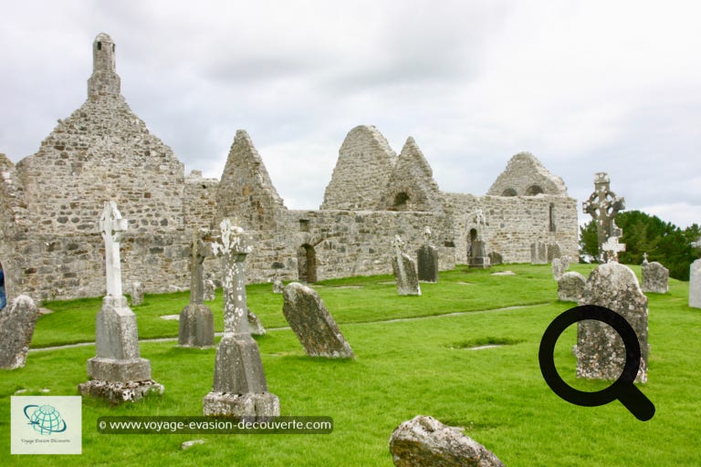 Le monastère, qui est aussi appelé les sept églises, a été fondé 544 par celui qui sera ensuite connu comme l'un des douze apôtres de l'Irlande, Saint Ciarán. 