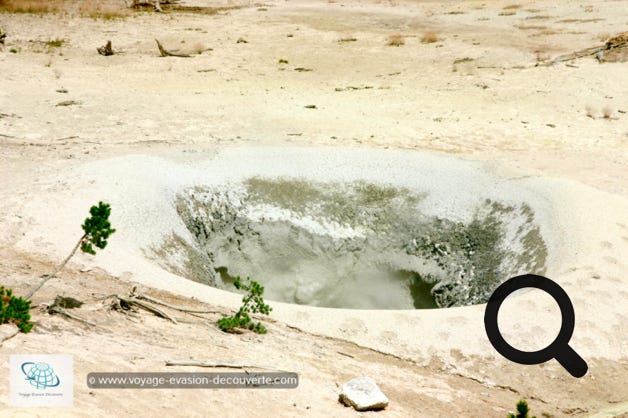 Le secteur est très différent de ce qu’on avait vu jusqu’ici à Yellowstone. À Mud Vulcano, la boue est reine et vous découvrirez beaucoup de marmites de boue. Ces formations de boues, autrefois appelés salses lorsqu'ils paraissaient de taille modeste, sont la conséquence de l'expulsion de gaz souvent abondant, principalement à base de méthane et d'hydrocarbures légers, mais également du dioxyde de carbone et de l'azote avec de la vapeur d'eau assez chaude ; boue, c'est-à-dire d'argiles et d'eau. 