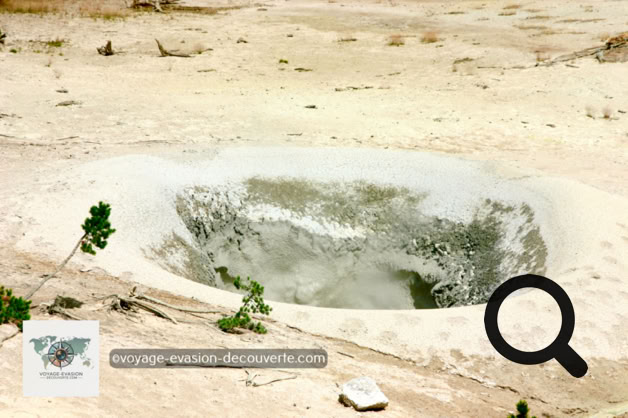 Le secteur est très différent de ce qu’on avait vu jusqu’ici à Yellowstone. À Mud Vulcano, la boue est reine et vous découvrirez beaucoup de marmites de boue. Ces formations de boues, autrefois appelés salses lorsqu'ils paraissaient de taille modeste, sont la conséquence de l'expulsion de gaz souvent abondant, principalement à base de méthane et d'hydrocarbures légers, mais également du dioxyde de carbone et de l'azote avec de la vapeur d'eau assez chaude ; boue, c'est-à-dire d'argiles et d'eau. 