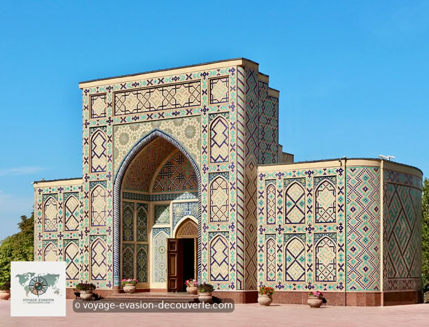 Perché sur une colline à la périphérie de Samarcande, l'observatoire d'Ulugh Beg est un lieu chargé d'histoire et de savoir. Construit au XVe siècle par le prince Ulugh Beg, petit-fils du grand conquérant Tamerlan, il témoigne de l'immense avancée scientifique de la civilisation timouride.
