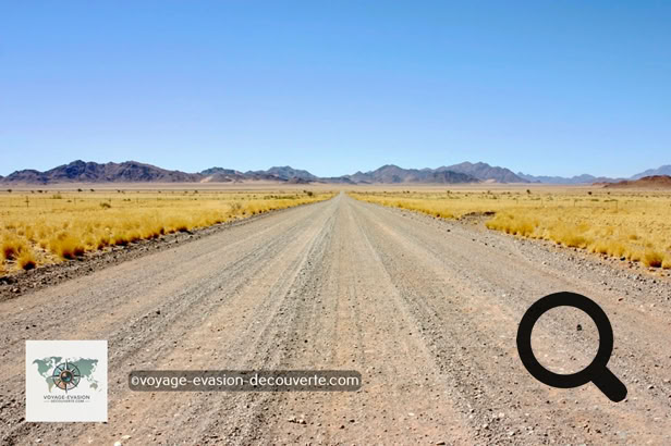 Nous poursuivons notre route en direction du Nord vers le parc de Namib Naukluft avec un petit arrêt sur la route au château Duwisib. Longue route de graviers mais toujours avec des paysages superbes sans croiser le moindre véhicule en sens inverse. 