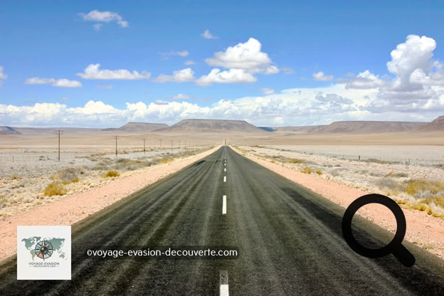 Nous avons repris la route principale en direction de l’Ouest sur le haut plateau central vers la petite ville de montagne Aus avant de descendre dans le désert du Namib. Aus a été créé comme un camp de prisonniers de guerre en 1915 après la capitulation des troupes coloniales allemandes de l'Afrique du Sud forces. Le site a été choisi pour son importance stratégique, situé sur la ligne de chemin de fer entre Keetmanshoop et la ville portuaire de Lüderitz.  La route bitumée traversait des paysages magnifiques.