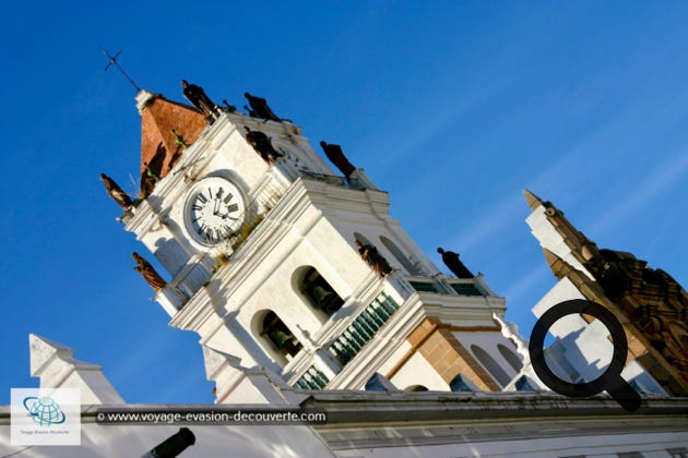 La cathédrale de Sucre est située sur la place 25 de Mayo. C’est un superbe édifice mélangeant les styles renaissance et baroque métis. Sa construction débuta en 1551 et se termina en 1712 en suivant l’évolution des styles. 