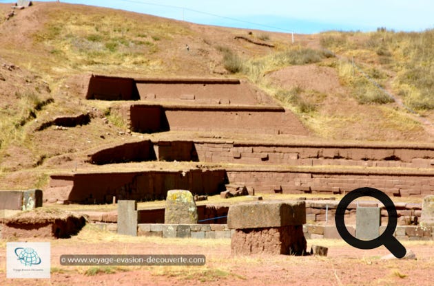 La pyramide peut apparaître comme une mini-réplique du temple de Kalasasaya, chacune de ses terrasses étant ornée de statues monolithiques sur ses bords. Une autre thèse interprète le monticule comme une figuration des montagnes de la Cordillère des Andes.
