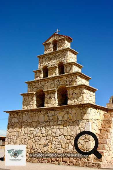 C’est un village minier situé à 90 km au Sud-Est d’Uyuni. L’histoire de ce village est assez atypique. Il se trouvait en fait à 17 km de sa position actuel pas loin d’une énorme mine à ciel ouvert. Jusqu’au jour où la société minière qui voulait agrandir son exploitation prit la décision de vouloir expulser ses habitants afin de démolir le village. 