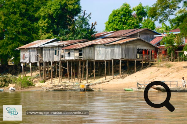L'île de Khong ou Don Khong est la plus grande île et le siège administratif de l’archipel Si Phan Don “ les 4 000 îles“ sur le Mékong. L'île mesure 18 km de long et 8 km de large. Elle a une population d'environ 55 000 personnes principalement située dans villages de Muang Saen à Ouest et Muang Khong à Est, ce dernier est le principal village.