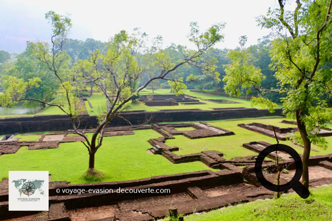 Depuis le parking, votre visite commence par la traversée de trois remparts et deux douves, autrefois remplies de crocodiles. Vous passez ensuite par les jardins de la fontaine, puis les bassins, avant de rejoindre les jardins de rochers.