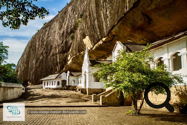 Il s’agit d’un temple troglodyte construit sous un large rocher de granit qui renferme un important complexe de grottes, le Raja Maha Vihara, datant du Ier siècle. Il s'agit du plus important et du mieux préservé des complexes de grottes du Sri Lanka. Comprenant 80 grottes, 5 sanctuaires et 4 monastères principaux, ce complexe comporte 157 statues, 153 images du Bouddha, 3 images royales et 4 images de divinités. Les peintures murales, recouvrant 2 100 m2, représentent, entre autres la tentation de Bouddha par le démon Māra et son premier sermon.