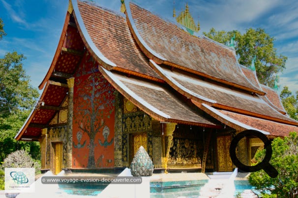 Le Wat Xieng Thong, "monastère de la ville d'or", est l'emblème religieux de Luang Prabang et l'un des symboles les plus important du bouddhisme au Laos, raison pour laquelle il a été épargné par le pillage de 1887. Il était considéré comme la référence architecturale de la ville avec un vihan très pointu qui descend très bas.