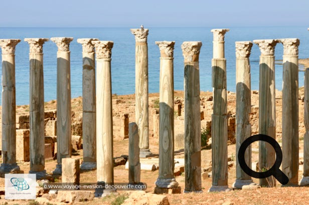 À quelques kilomètres, ce site antique se trouve sur la partie la plus au Nord de la Cyrénaïque, au milieu d'une baie de 40 km de large. Un ancien cordon de dunes solidifiées en grès forme un relief de quelques mètres parallèle au rivage et constitue un support pour les remparts et l'acropole du port. Dans l'antiquité, un second cordon de grès à 350 mètres plus au nord émergeait des eaux par endroits et formait des baies propices à abriter des bateaux.