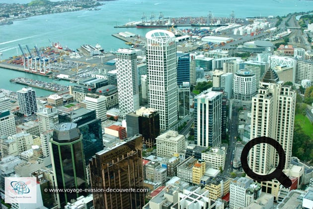 Faite de 15 000 m³ de béton et de 3 000 tonnes d’acier, cette tour culmine à 328 mètres de hauteur et en son sommet, une plateforme d’observation vous offre une vue imprenable à 360° sur Auckland et ses alentours. Pour les amateurs de sensations fortes, vous avez deux attractions. Le Sky Walk qui consiste à marcher, à l’extérieur de la tour et d’y faire le tour et le Sky Jump qui comme son nom l’indique consiste à s’élancer du sommet de la tour pour un saut à l’élastique inoubliable !