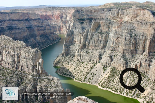 Bighorn Canyon est une terre que le temps a oubliée. Les forces géologiques ont déformé des couches de roche jadis nivelées  en immenses murs, créant des falaises spectaculaires de 300 mètres de haut qui se dressent sur le lac Bighorn.