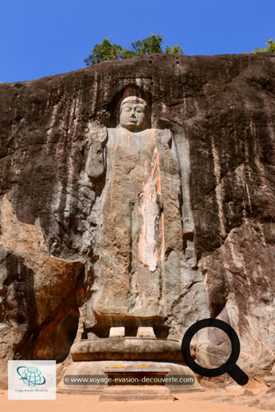 Ce superbe ensemble monumental qui date du Xème siècle, est constitué de sept statues sculptées dans une paroi rocheuse de 20 m de haut sur 100 m de large.