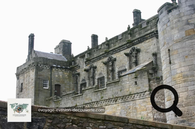 Le château est l'un des plus grands et des plus importants châteaux d'Écosse, et même d'Europe occidentale, tant du point de vue historique qu'architectural. La plupart des bâtiments principaux du château datent des XVe et XVIe siècles, bien que quelques édifices du XIVe siècle aient été conservés. 