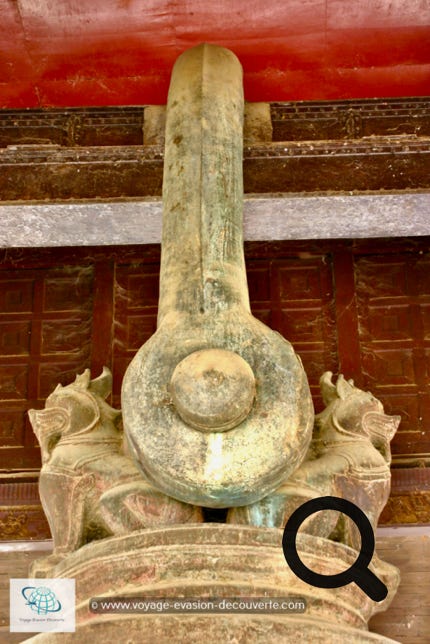 Le roi Bodawpaya a également fait couler une cloche gigantesque pour accompagner son énorme stupa. La cloche de Mingun, pesant 90 tonnes, est aujourd'hui la deuxième plus grande cloche qui sonne au monde.