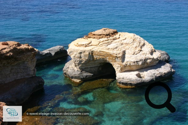 Nous avons repris la voiture en suivant la Méditerranée en direction de Tobruk, dommage que nous n’étions pas en taxi, sinon on aurait pu faire un remake du film - Un taxi pour Tobruk.    :-) 