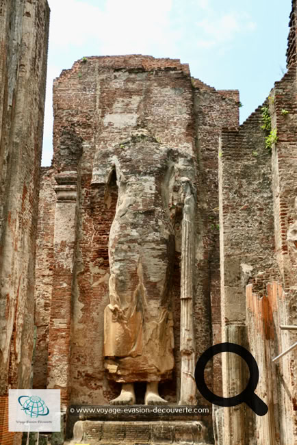 Ce temple date du XIIe siècle et il a été édifié par le roi Parakkrama Nahu puis restauré sous le règne de Vijayabahu IV.  Impressionnante structure où seules les murs de briques et l'arrière du temple sont encore debout. Lankatilaka dont les murs gigantesques de 17 m de hauteur, protégeaient des regards un immense Bouddha, aujourd’hui décapité.  Son dôme s'est effondré et les fresques ont été effacées par les outrages du temps. Les ruines de stûpas entourant le site seraient des cénotaphes royaux.