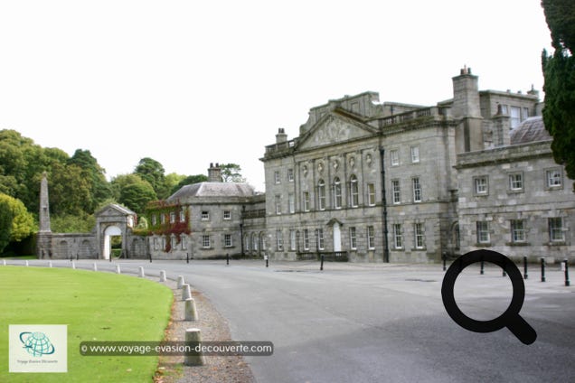Cette petite ville abrite la superbe propriété Powerscourt, c’est une vaste propriété de campagne composée d'une demeure de style palladien et de jardins occupant 19 hectares. La demeure, à l'origine château du XIIIe siècle, a été en grande partie modifiée entre 1731 et 1741.