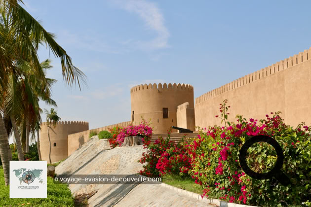 Autrefois d'un blanc immaculé, il se distinguait complètement des autres forteresses du Sultanat, généralement construites dans des tons ocres ou sable. Une véritable exception dans le paysage omanais. Depuis sa rénovation, sa couleur a été harmonisée : il arbore désormais une belle teinte sable, plus proche des autres forts du pays, tout en conservant son élégance unique.