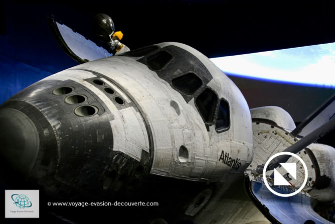 La dernière étape est la visite du centre Apollo où se trouve une fusée Saturn V couchée  sur le flanc dans un immense hangar.