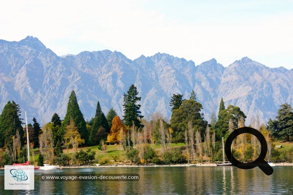 La ville de Queenstown est construite autour d'une anse sur le lac Wakatipu, un long lac mince formé comme un boulon d’où l’on a de spectaculaires vues sur les montagnes voisines.
