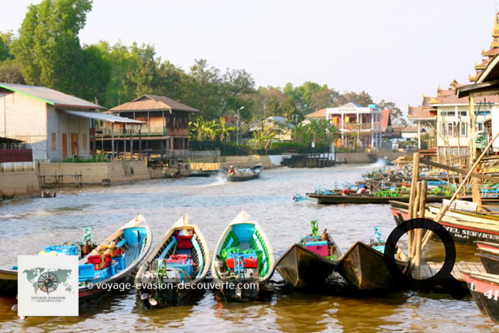 Une fois arrivé, nous sommes montés sur une pirogue à moteur. Nous voilà partis à toute vitesse sur un canal, longeant les premières habitations sur pilotis, pour rejoindre notre hôtel en plein milieux du lac afin de déposer nos bagag