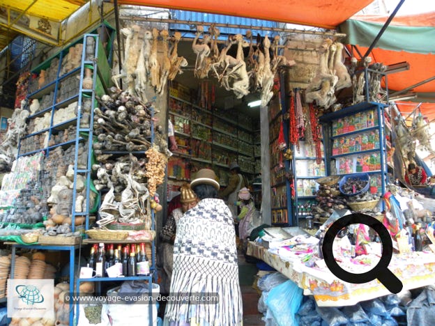 C’est un lieu incontournable de vente d'objets rituels et de pratique de rites magiques de la culture aymarane. Les Aymaras conservent des croyances ancestrales et vénèrent la déesse de la terre, la Pachamama, et aussi le Soleil et de nombreuses autres divinités. 