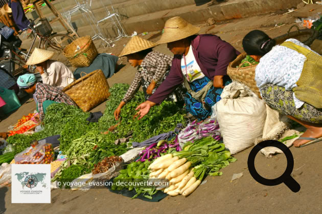 En ressortant de ce sanctuaire, nous sommes allés au marché de rue de Mandalay faire un petit tour. Lieu idéal pour observer l’agitation de la ville.