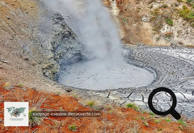 Le secteur est très différent de ce qu’on avait vu jusqu’ici à Yellowstone. À Mud Vulcano, la boue est reine et vous découvrirez beaucoup de marmites de boue. Ces formations de boues, autrefois appelés salses lorsqu'ils paraissaient de taille modeste, sont la conséquence de l'expulsion de gaz souvent abondant, principalement à base de méthane et d'hydrocarbures légers, mais également du dioxyde de carbone et de l'azote avec de la vapeur d'eau assez chaude ; boue, c'est-à-dire d'argiles et d'eau. 