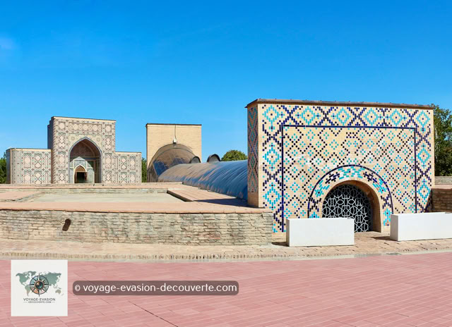Perché sur une colline à la périphérie de Samarcande, l'observatoire d'Ulugh Beg est un lieu chargé d'histoire et de savoir. Construit au XVe siècle par le prince Ulugh Beg, petit-fils du grand conquérant Tamerlan, il témoigne de l'immense avancée scientifique de la civilisation timouride.
