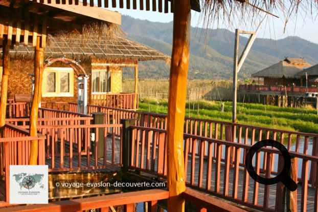 C’est un bel hôtel sur pilotis qui se trouve  sur la rive Est du lac. Des passerelles en bois relient tous les bungalows au bâtiment principal de la réception, au restaurant et à la jetée. Le complexe est entièrement fabriqué à partir de matériaux locaux. Les chambres bungalows ont un coin salon et une terrasse avec une vue superbe sur le lac. Le service est agréable et souriant, et on y mange très bien. 