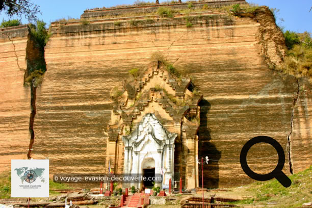 Les ruines sont les restes d'un projet de construction massif commencé par le roi Bodawpaya en 1790 qui a été intentionnellement laissé inachevé. Bodawpaya a utilisé des milliers de prisonniers de guerre de ses campagnes expansionnistes et des esclaves travaillant à la construction du stupa. L’édification de ce monumental stûpa a également été considéré comme ayant un trop lourd tribut sur la population et l'État. Une prophétie aurait été créée pour arrêter le projet.