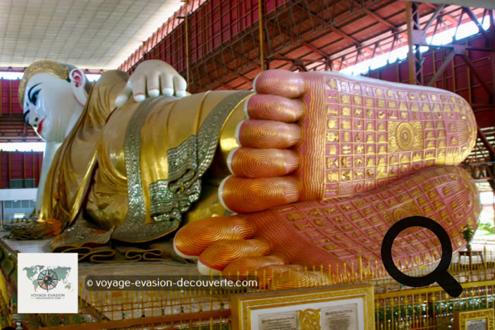 Ce temple est un des plus connus de Birmanie. Il abrite un Bouddha couché long de 66m. Il est exposé dans une sorte de hangar en métal pas très beau mais sa grandeur est impressionnante. 