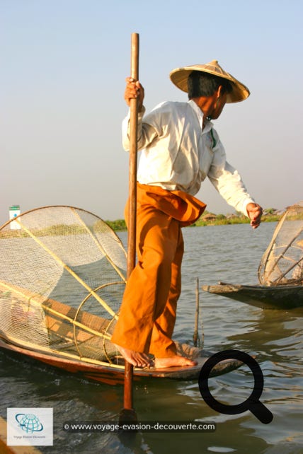 Les pêcheurs Intha rament d'une façon unique, debout sur une jambe à la poupe et l'autre enroulée autour de la godille.