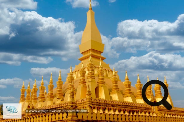 Le temple de Pha That Luang est le monument bouddhique le plus sacré du pays, emblématique du Laos, on raconte qu'il renferme un cheveu de Bouddha ! Cet immense Stūpa quadrangulaire de 35 mètres de hauteur, recouvert de feuilles or, a été érigée en 1566.