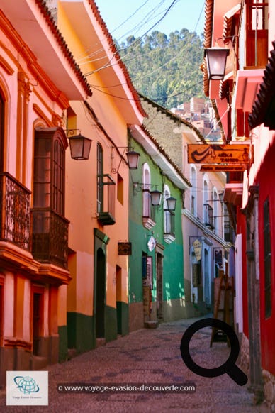 Cette rue piétonne est la plus fameuse de La Paz et la plus chargée d'histoire. On se croirait se balader dans la ruelle d’une petite ville d’Espagne ! Cette ravissante petite rue historique, étroite et pavée, serpente entre de jolies maisons coloniales colorées avec ses superbes lanternes de façade et ses balcons saillants.