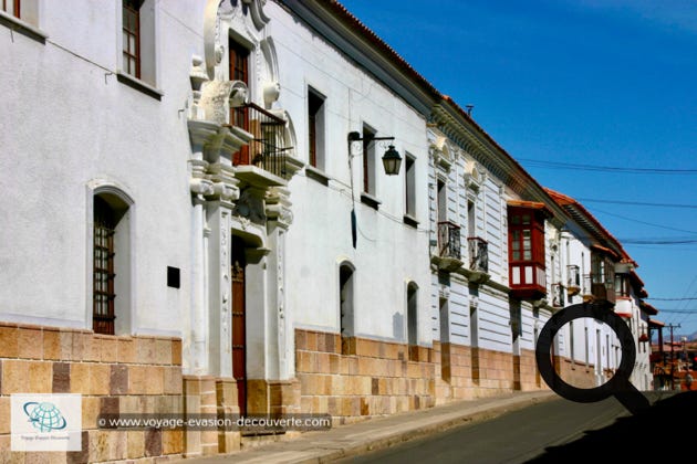 Il est très agréable de flâner à Sucre, d'aller à la rencontre de ses habitants. À chaque détour, vous pourrez visiter un édifice grandiose. Il y a tant de merveilles à découvrir ! Architecturalement, la ville est parmi les plus belles du pays ! On y trouve des maisons coloniales basses et blanches aux façades bien conservées et des parcs arborés, qui constituent le charme de cette importante ville bolivienne.