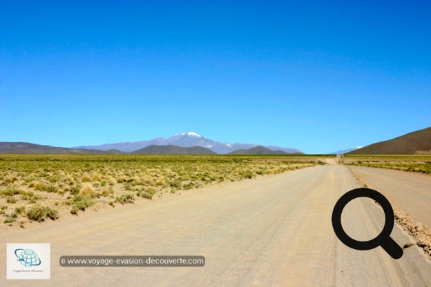 Direction, le Sud Lípez sur une belle route de sable traversant de superbes paysages jusqu’à la vallée des roches en plein dessert de Siloli. 