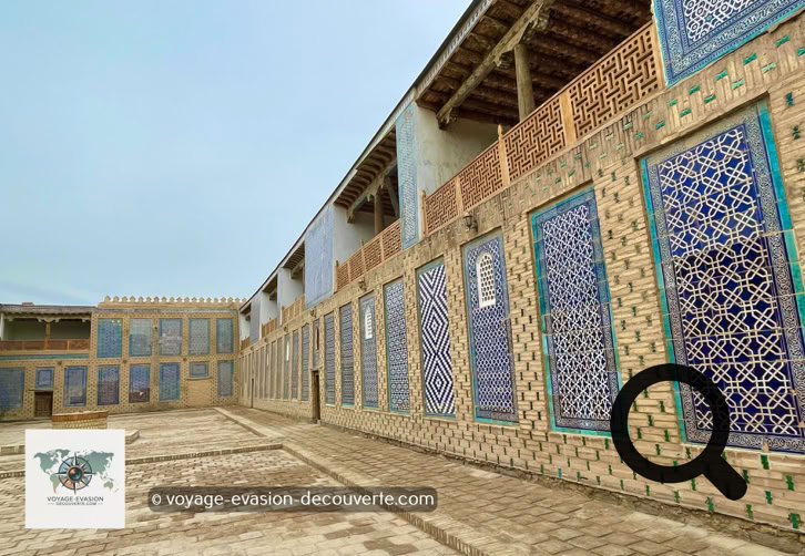 Le Tach Khaouli, littéralement « palais de pierre », est sans doute le monument le plus somptueux de Khiva. Construit au XIXᵉ siècle par le khan Allakouli, il devait surpasser en beauté toutes les résidences royales du pays.