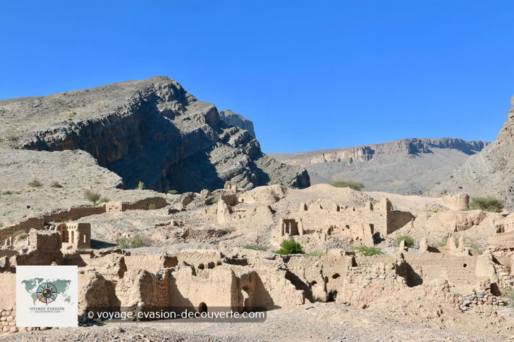 Tanuf est une petite localité perchée à flanc de plateau, au pied du djebel Akhdar, au nord de la région d'Ad-Dākhilīyah. Aujourd'hui, cet ancien village, partiellement en ruines, attire de nombreux visiteurs, fascinés par son atmosphère silencieuse et par les traces de son histoire mouvementée.