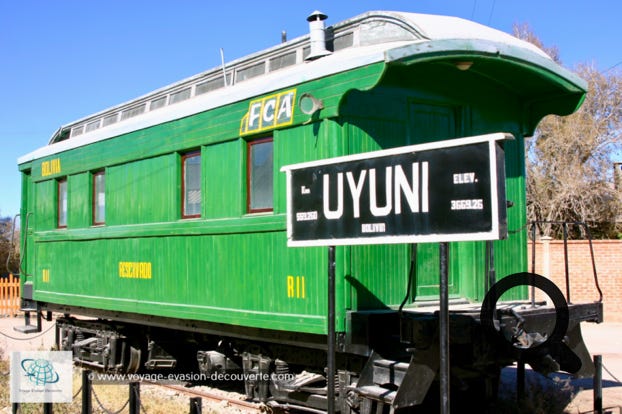 Uyuni est une ville du département de Potosí, située à proximité du salar d'Uyuni, à une altitude de 3 670 m et se trouve à la jonction d'un plateau étendu à l’Ouest et de territoires montagneux de la Cordillère plus à l’Est.