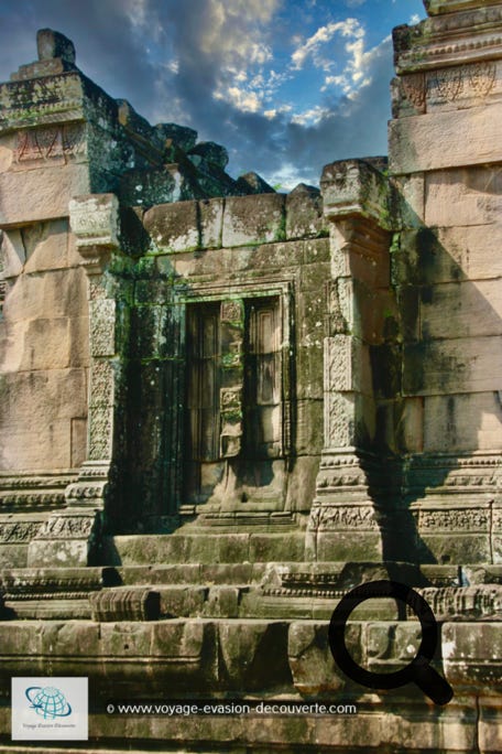 Le site archéologique de Wat Phou, est situé au pied de la colline des monts Pasak, au Sud de Pakés, dans la région de Champassak. Ce site a été occupé successivement par plusieurs temples dès le Ve siècle. Certains auteurs situent à cet endroit la capitale du royaume de Chenla (Tchen-La de Terre) fondée par le roi Shresthavarman à cette époque.
