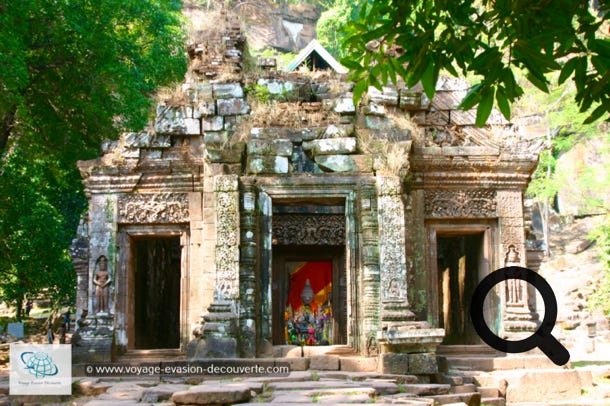 Le site archéologique de Wat Phou, est situé au pied de la colline des monts Pasak, au Sud de Pakés, dans la région de Champassak. Ce site a été occupé successivement par plusieurs temples dès le Ve siècle. Certains auteurs situent à cet endroit la capitale du royaume de Chenla (Tchen-La de Terre) fondée par le roi Shresthavarman à cette époque.