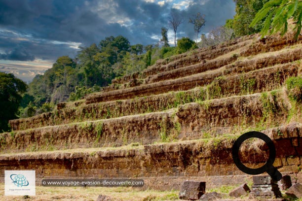 Le site archéologique de Wat Phou, est situé au pied de la colline des monts Pasak, au Sud de Pakés, dans la région de Champassak. Ce site a été occupé successivement par plusieurs temples dès le Ve siècle. Certains auteurs situent à cet endroit la capitale du royaume de Chenla (Tchen-La de Terre) fondée par le roi Shresthavarman à cette époque.
